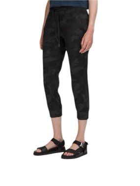 Lululemon Ready to Rulu Jogger Crop in 
Heritage 365 Camo Deep Coal Multi Size 8